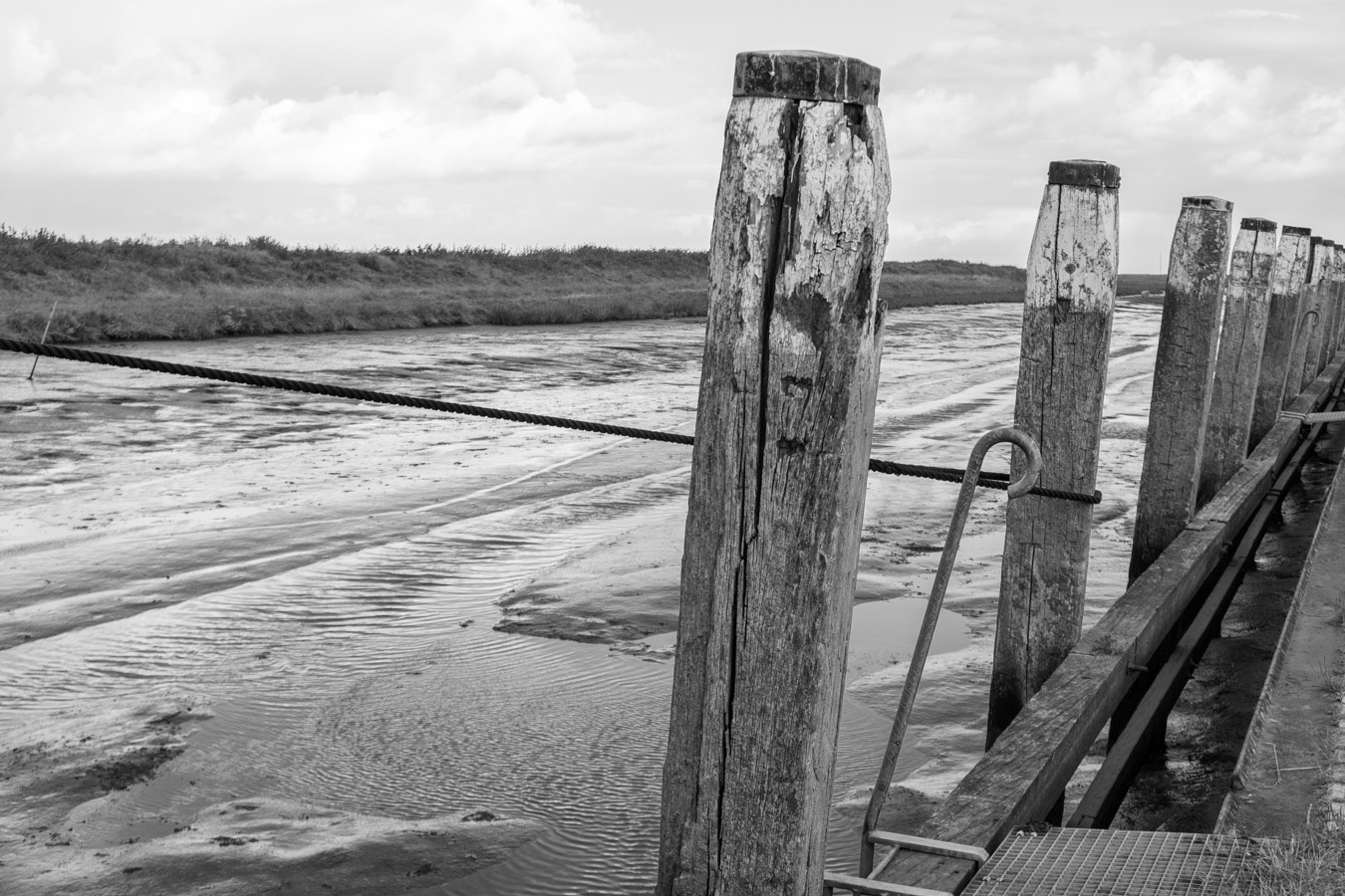 Palen, een aantal waren te verrot om de boot aan te kunnen leggen