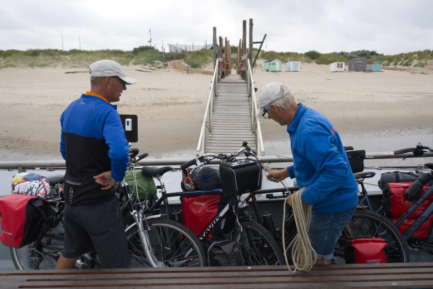 Voor vertrek van Texel naar Vlieland moeten de eenduidig bepakte fietsen goed vastgezet worden